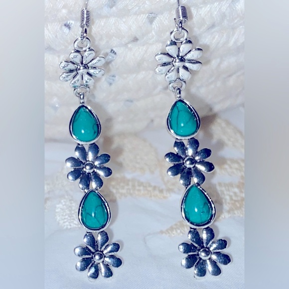 NWT Silver Flowers w/Turquoise Dangling Earrings- About 2.5” Long- Cute w/Jeans - Picture 4 of 16